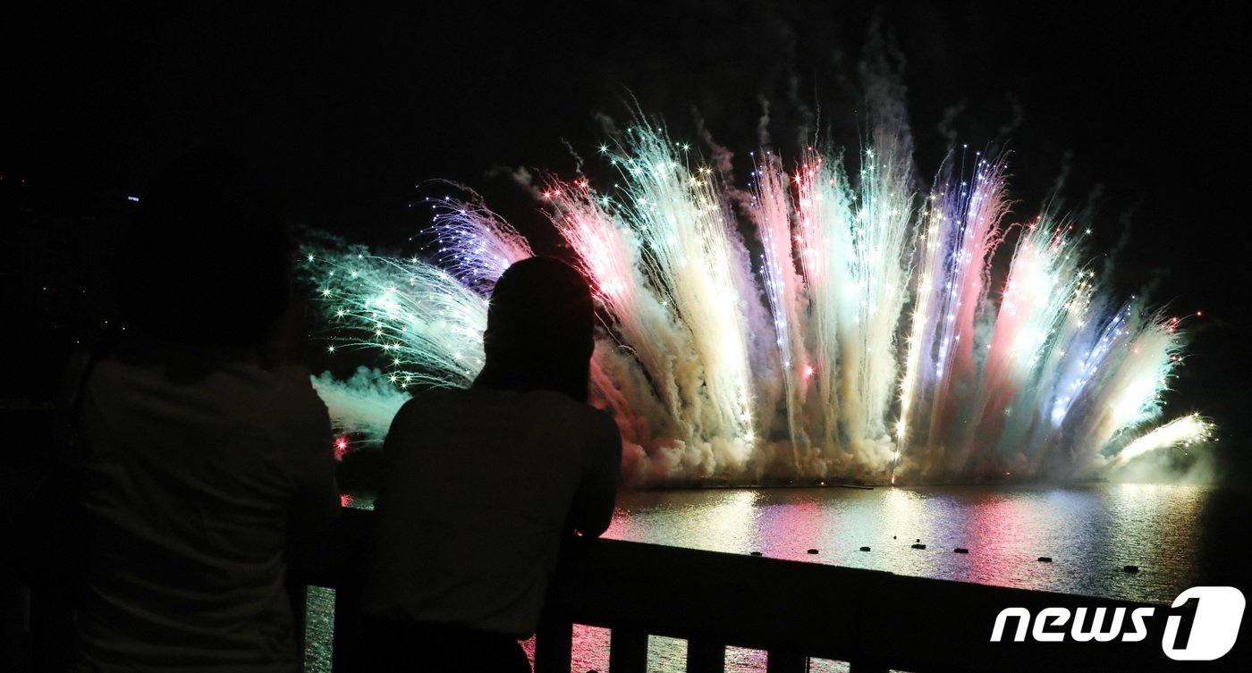 בליווי מופע זיקוקים ואבטחה כבדה: 400 אלף איש הגיעו לפסטיבל FESTA בסיאול לכבוד חגיגות העשור של BTS