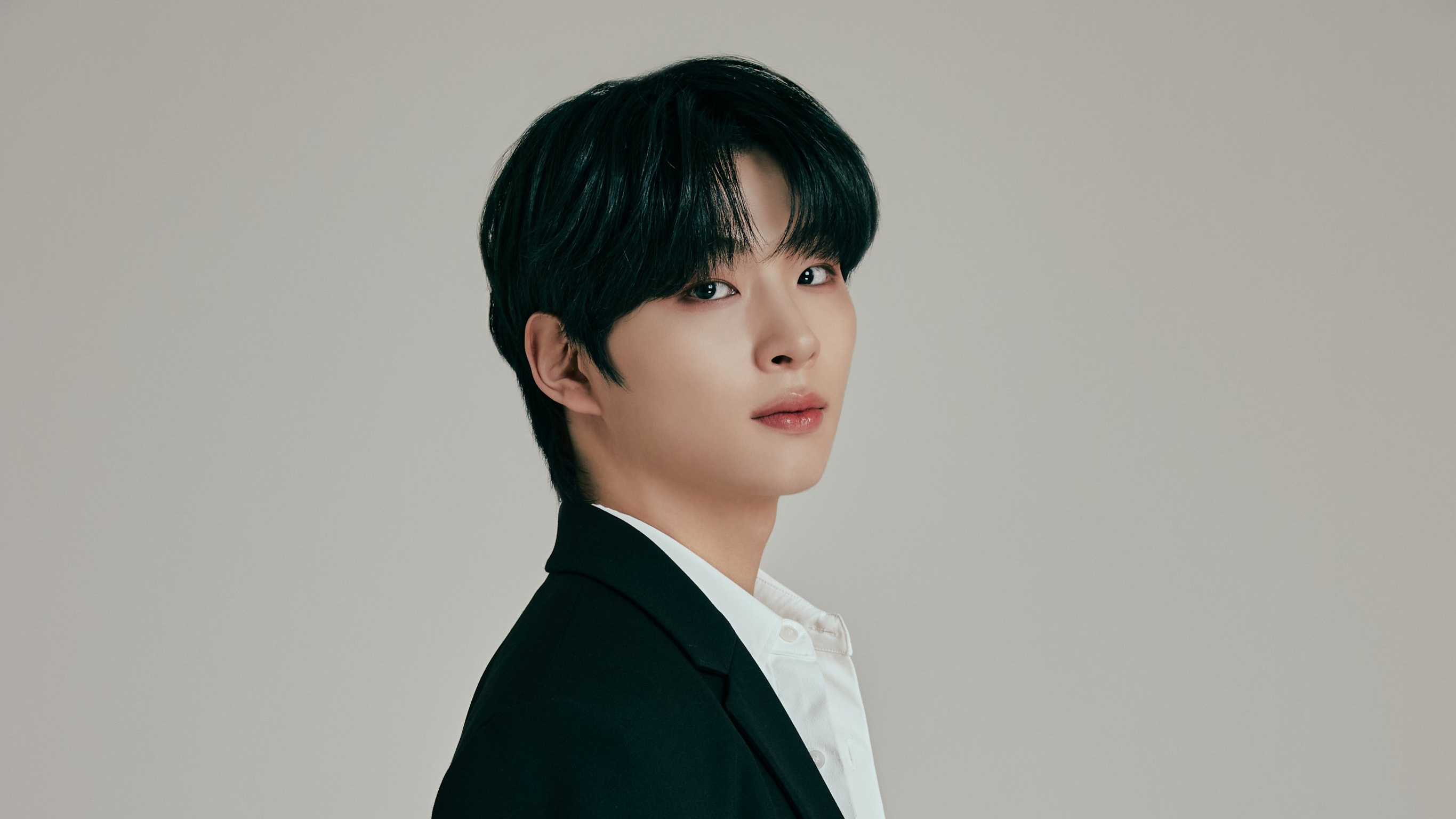 איידול הביא את בת הזוג שלו לצילומים, ומעריצים לא מרוצים