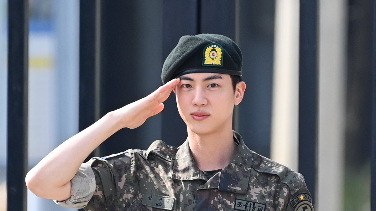 ג'ין מBTS השלים את שירותו הצבאי