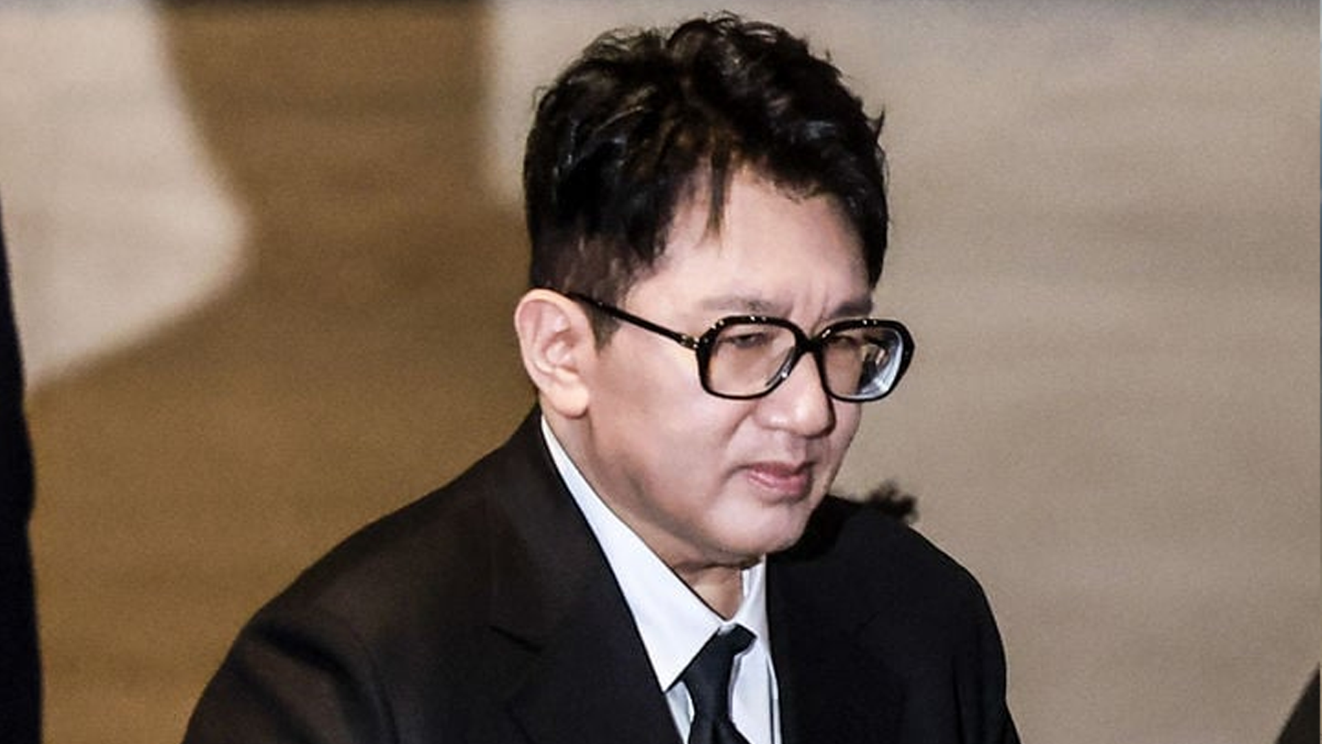 באנג סי-היוק מואשם בהונאת משקיעים ב-HYBE Labels בסכום של 300 מיליון דולר