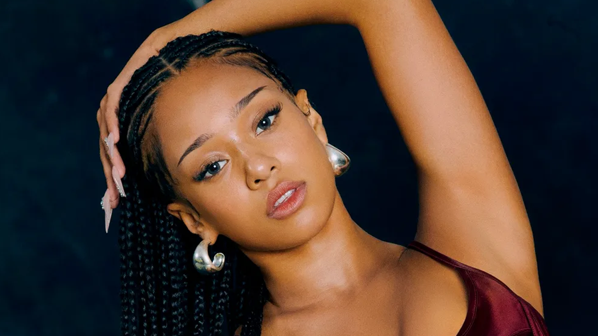 בזמן שישנתם: מאנון מ-KATSEYE הגיעה למופע ההתרמה לפלסטין וסודאן של בלה חדיד ופדרו פסקל